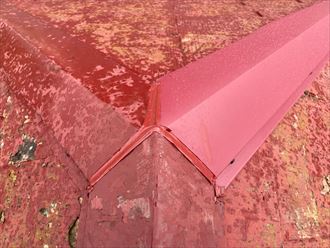 強風の影響により外れてしまった棟板金の棟板金交換工事